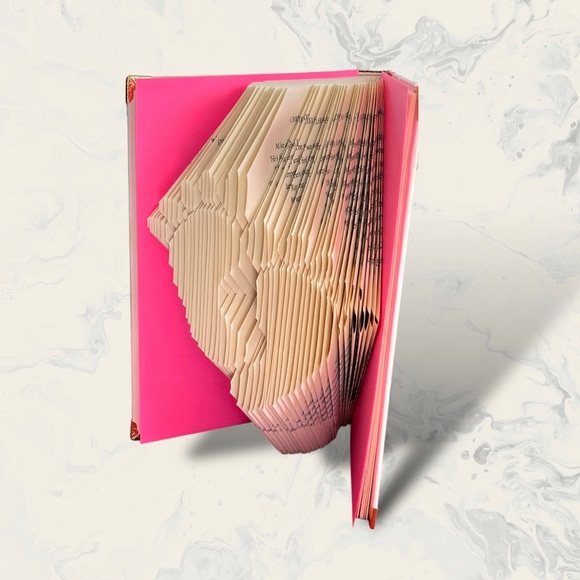 𝑯𝒂𝒏𝒅𝒎𝒂𝒅𝒆 “Baby Feet” Book Folding 🎁 - Picture 3 of 10